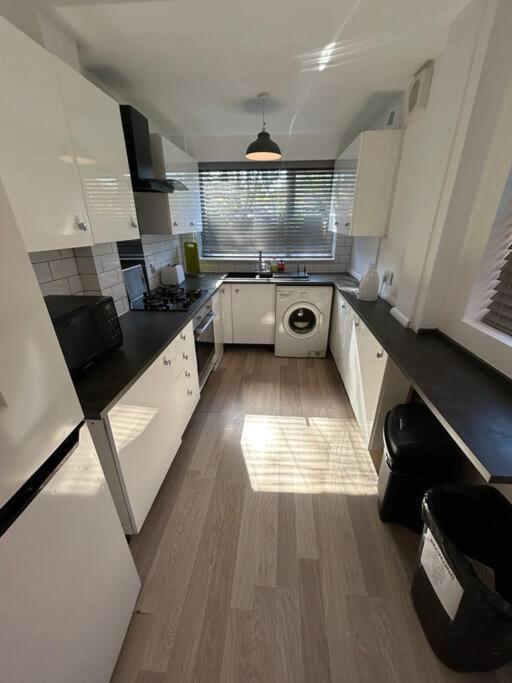 Modern & Spacious 4 Bedroom Home Кру Экстерьер фото