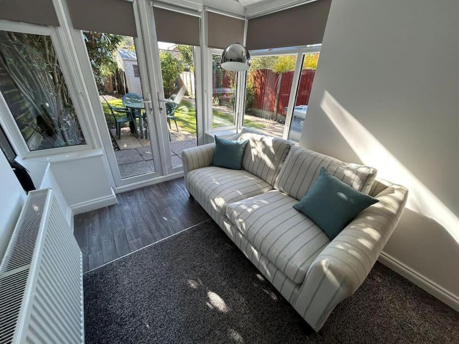 Modern & Spacious 4 Bedroom Home Кру Экстерьер фото
