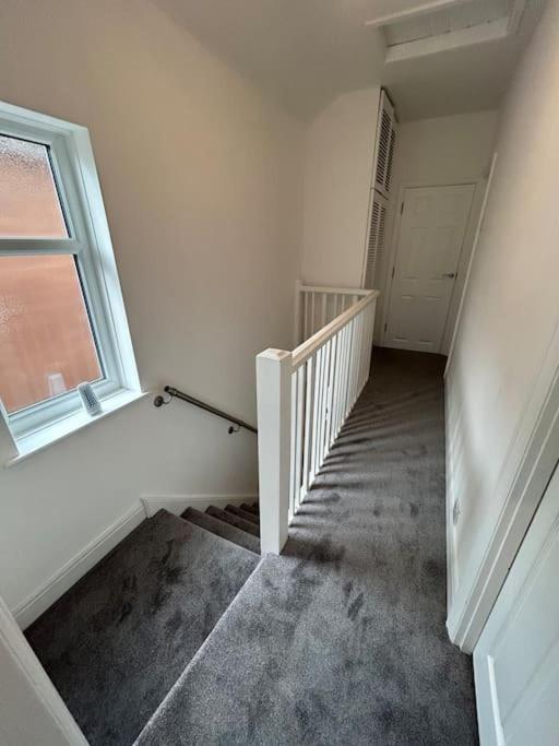 Modern & Spacious 4 Bedroom Home Кру Экстерьер фото